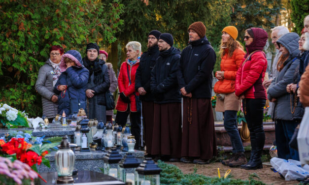 W dzień zaduszny na cmentarzu 